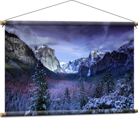 WallClassics - Textielposter - Besneeuwde Bergen met Bomen en Rotsen - 90x60 cm Foto op Textiel
