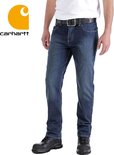 Man van voren in een donker denim spijkerbroek met Carhartt-logo.