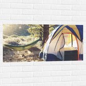 WallClassics - Muursticker - Hangmat bij Tent in Bos - 100x50 cm Foto op Muursticker