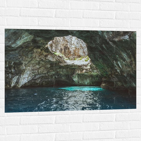 WallClassics - Muursticker - Heldr Blauw Water in Open Grot - 105x70 cm Foto op Muursticker