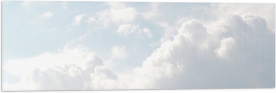 WallClassics - Vlag - Grote Witte Wolken in de Lucht - 90x30 cm Foto op Polyester Vlag