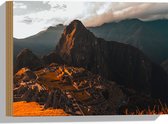 WallClassics - Hout - Machu Pichu Berg in Peru bij Zonsondergang - 40x30 cm - 12 mm dik - Foto op Hout (Met Ophangsysteem)