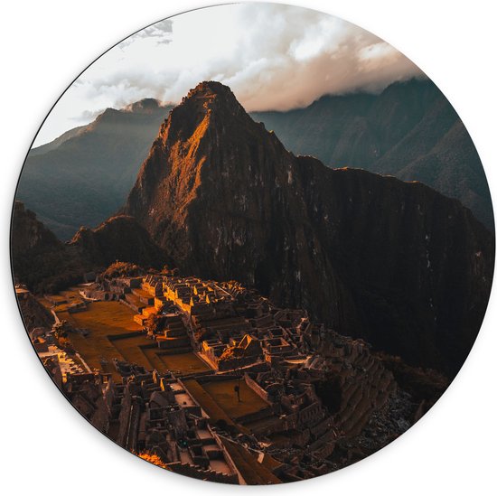 WallClassics - Dibond Muurcirkel - Machu Pichu Berg in Peru bij Zonsondergang - 60x60 cm Foto op Aluminium Muurcirkel (met ophangsysteem)