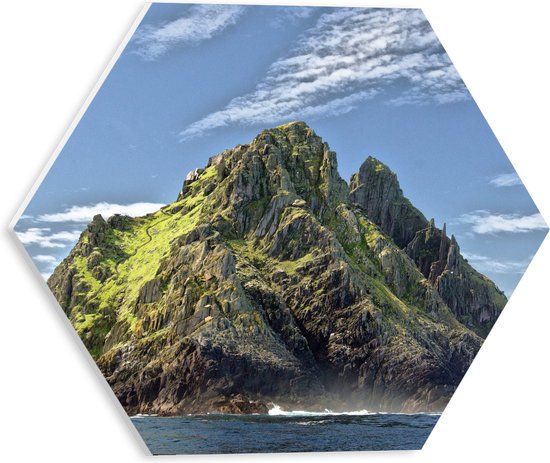 WallClassics - PVC Schuimplaat Hexagon  - Grote Rots in de Zee met Groen - 30x26.1 cm Foto op Hexagon (Met Ophangsysteem)