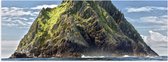 WallClassics - Poster Glossy - Grand Rocher dans la Mer avec Verdure - 60x20 cm Photo sur Papier Poster avec Finition Brillante