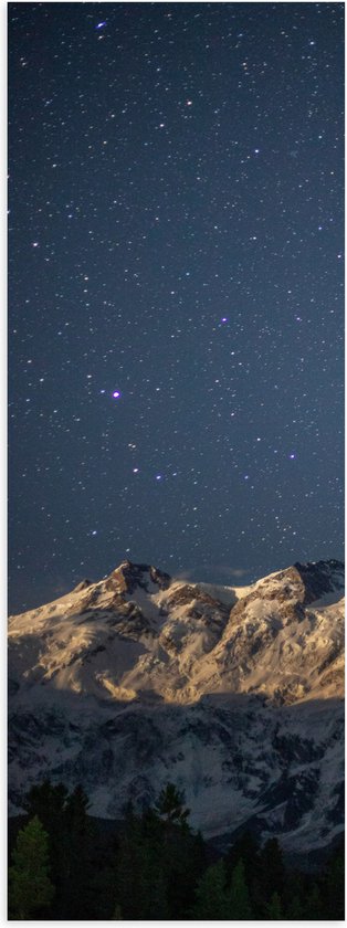 WallClassics - Poster Glanzend – Heldere Sterrenhemel boven Witte Bergtoppen - 20x60 cm Foto op Posterpapier met Glanzende Afwerking