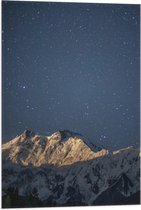 WallClassics - Vlag - Heldere Sterrenhemel boven Witte Bergtoppen - 50x75 cm Foto op Polyester Vlag