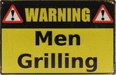 Wandbord – Warning Men Grilling - BBQ - Barbeque - Retro - Wanddecoratie – Reclame bord – Restaurant – Kroeg - Bar – Cafe - Horeca – Metal Sign – 20x30cm