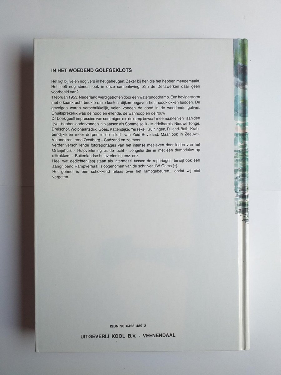 Achterkant van een boek met de titel "IN HET WOEDEND GOLFGEKLOTS" en ISBN "9789064234892".