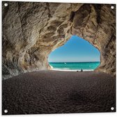 WallClassics - Tuinposter – Strand in een Grot aan Zee - 80x80 cm Foto op Tuinposter  (wanddecoratie voor buiten en binnen)