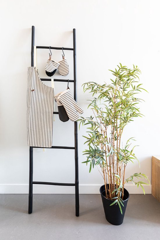 Keukentextiel van gestreepte stof met beige en zwart, waaronder een schort en ovenwanten, hangend aan een ladder.
