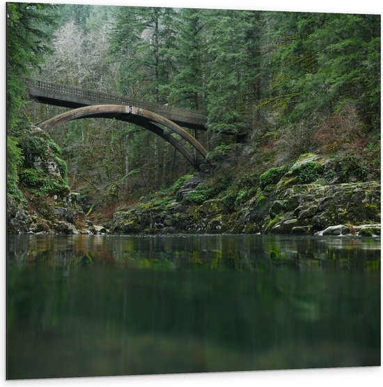 WallClassics - Dibond - Moulton Falls Bridge - Brug in het Bos - 100x100 cm Foto op Aluminium (Met Ophangsysteem)