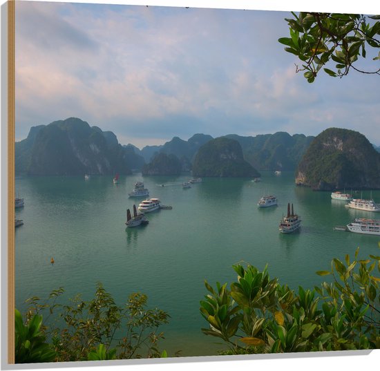 WallClassics - Hout - Veel Shepen in Ha Longbaai - Vietnam - 100x100 cm - 12 mm dik - Foto op Hout (Met Ophangsysteem)
