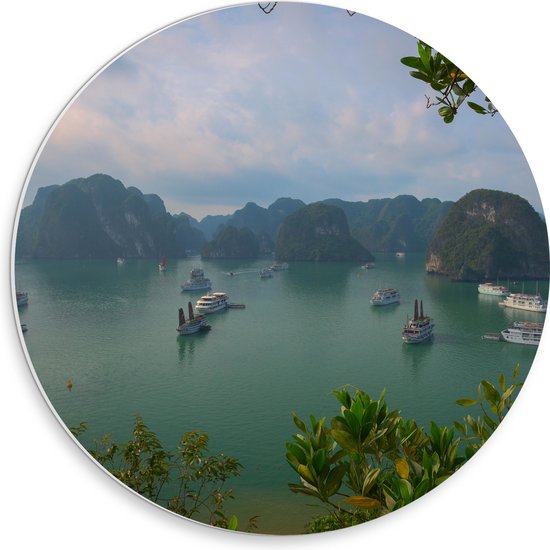 WallClassics - PVC Schuimplaat Muurcirkel - Veel Shepen in Ha Longbaai - Vietnam - 30x30 cm Foto op Muurcirkel (met ophangsysteem)