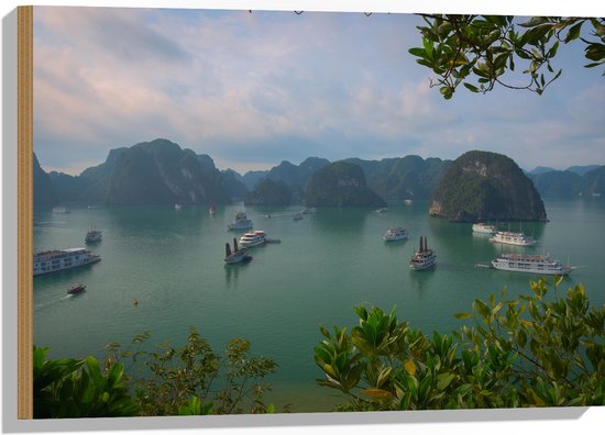 WallClassics - Hout - Veel Shepen in Ha Longbaai - Vietnam - 75x50 cm - 12 mm dik - Foto op Hout (Met Ophangsysteem)