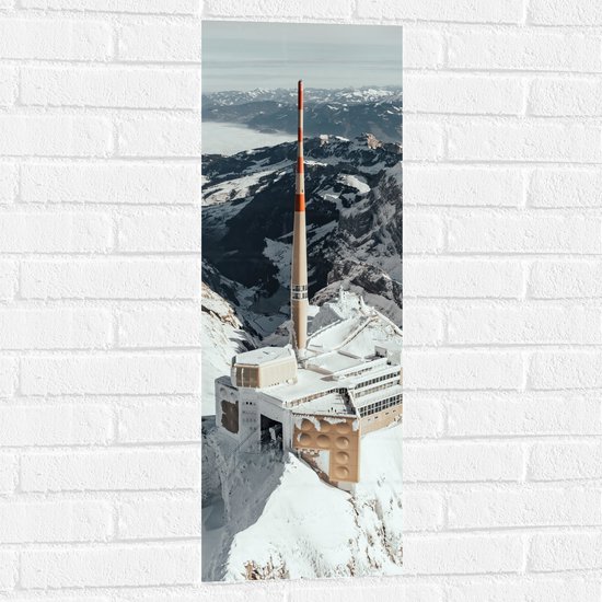 WallClassics - Muursticker - Santis - Mountain Peak Gebouw in Bergen - 30x90 cm Foto op Muursticker