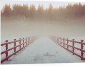 WallClassics - PVC Schuimplaat- Rode Brug met Sneeuw en Mist bij Bos - 100x75 cm Foto op PVC Schuimplaat