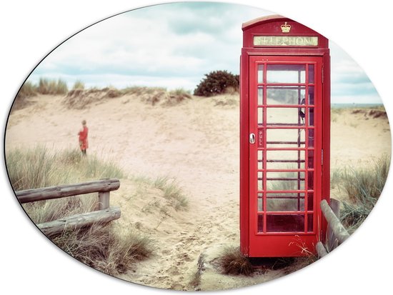 WallClassics - Dibond Ovaal - Rode Telefooncel in Duinen - 80x60 cm Foto op Ovaal (Met Ophangsysteem)