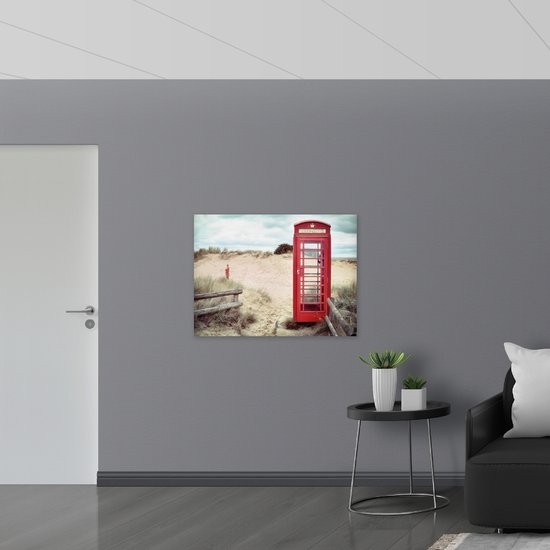 WallClassics - Poster Glanzend – Rode Telefooncel in Duinen - 100x75 cm Foto op Posterpapier met Glanzende Afwerking