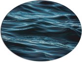 WallClassics - Dibond Ovaal - Rustige Golven op Zee - 68x51 cm Foto op Ovaal (Met Ophangsysteem)