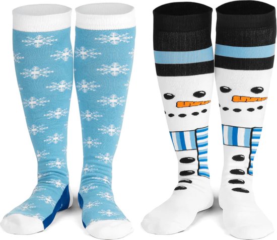 Twee paar kerstsokken: één paar lichtblauw met witte sneeuwvlokken, en één paar wit met sneeuwpop-gezicht en blauwe streepjes.
