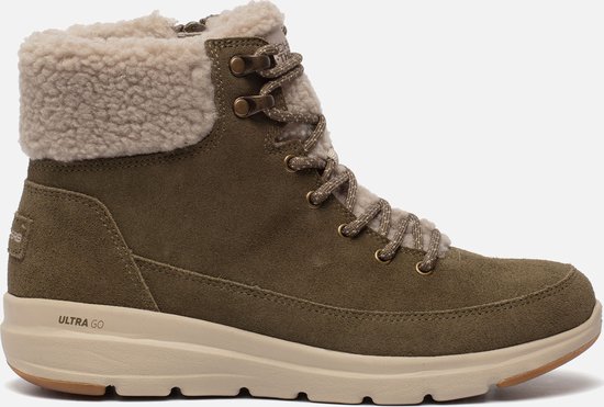 Linker groene hoge Skechers wandelschoen met veters, teddy voering, beige zool met 'ULTRA GO' tekst.