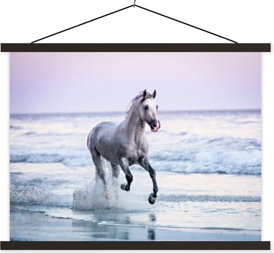 Een witte paard rent door de zee met golven en een pastelkleurige lucht.
