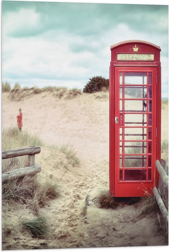 WallClassics - Vlag - Rode Telefooncel in Duinen - 50x75 cm Foto op Polyester Vlag
