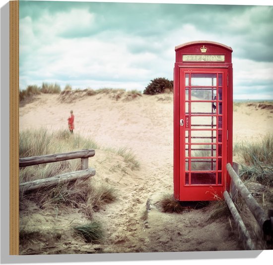 WallClassics - Hout - Rode Telefooncel in Duinen - 50x50 cm - 12 mm dik - Foto op Hout (Met Ophangsysteem)