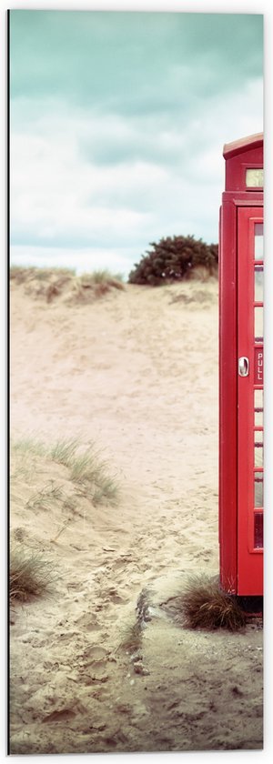 WallClassics - Dibond - Rode Telefooncel in Duinen - 40x120 cm Foto op Aluminium (Met Ophangsysteem)