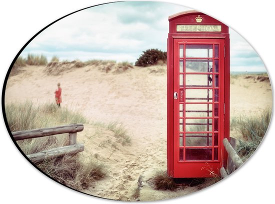 WallClassics - Dibond Ovaal - Rode Telefooncel in Duinen - 28x21 cm Foto op Ovaal (Met Ophangsysteem)