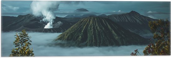 WallClassics - Vlag - Rook uit Vulkaan - 60x20 cm Foto op Polyester Vlag