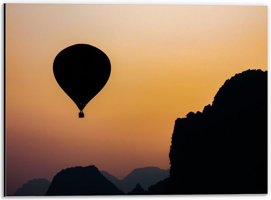 WallClassics - Dibond - Silhouette van een Luchtballon en Bergen - 40x30 cm Foto op Aluminium (Met Ophangsysteem)