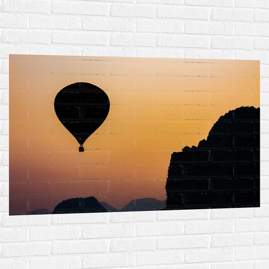 WallClassics - Muursticker - Silhouette van een Luchtballon en Bergen - 120x80 cm Foto op Muursticker