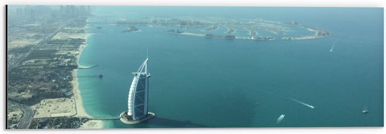 WallClassics - Dibond - Luchtfoto van de Kustlijn van Dubai - 60x20 cm Foto op Aluminium (Wanddecoratie van metaal)