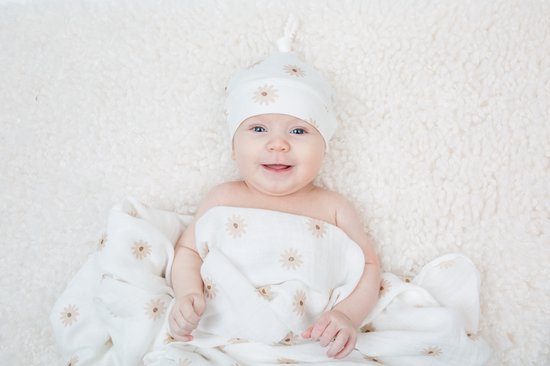 Lulujo Hello World Swaddle & Mutsje - Daisies van Merkloos — afbeelding 3