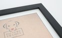 Detail van de zwarte, schuine rand van een A3 fotolijst, met witte passe-partout en acrylglas.