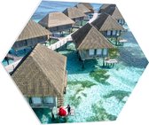 WallClassics - PVC Schuimplaat Hexagon  - Bungalows in de Zee op een IJland - 70x60.9 cm Foto op Hexagon (Met Ophangsysteem)