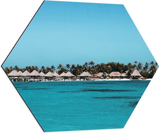 WallClassics - Dibond Hexagon - Huisjes op een Tropisch Strand - 70x60.9 cm Foto op Hexagon (Met Ophangsysteem)
