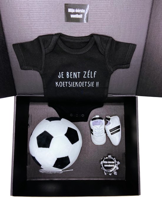 Kraamcadeau - baby voetbal- romper - babysneakers - koetsiekoetsie - 2 maten - kan ook rechtstreeks als cadeau worden verstuurd - babyshower - kraampakket van Koetsiekoetsie — afbeelding 3