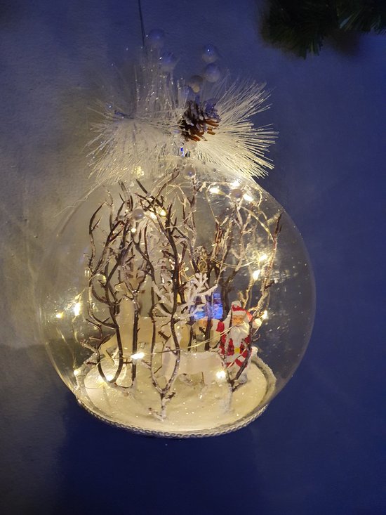Luca Lighting Hangende Kerstbal wit met verlichting op batterijen, Kerstman met herten D20cm