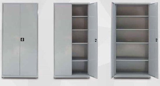 Grijze metalen archiefkast, driedelig aanzicht met gesloten deuren en deuren open om planken te tonen.