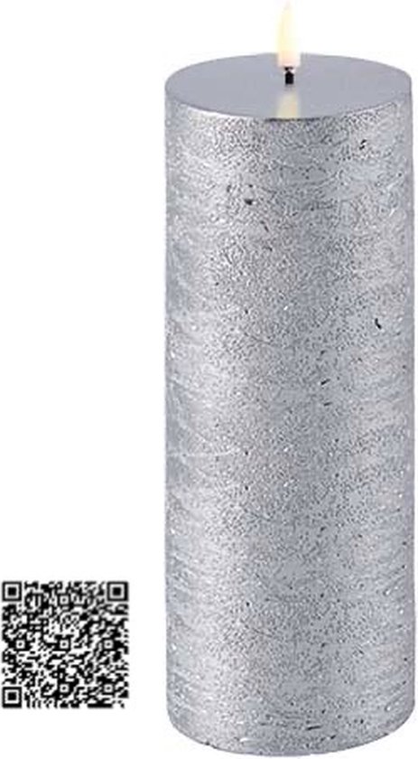 Zilverkleurige Uyuni LED-kaars, 7,5 cm breed en 20 cm hoog, met een 3D-vlam en metallic finish.