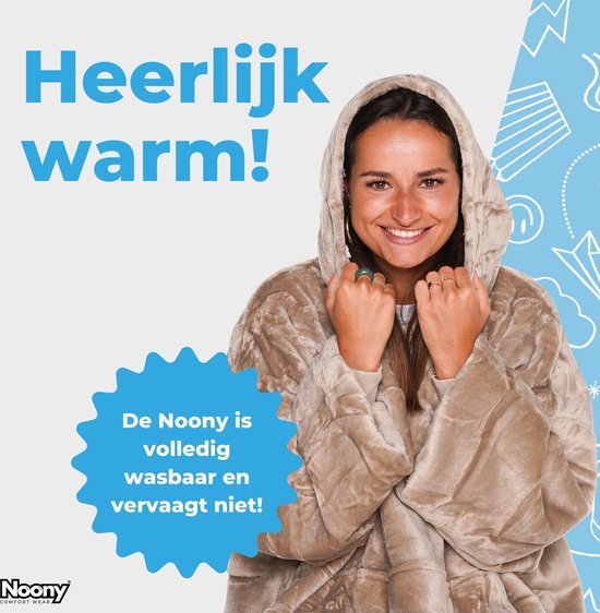 Model met een beige Noony hoodie deken. "Heerlijk warm!"