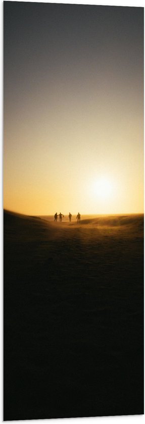 WallClassics - Vlag - Personen Voetballend in Woestijn met Zonsondergang - 40x120 cm Foto op Polyester Vlag
