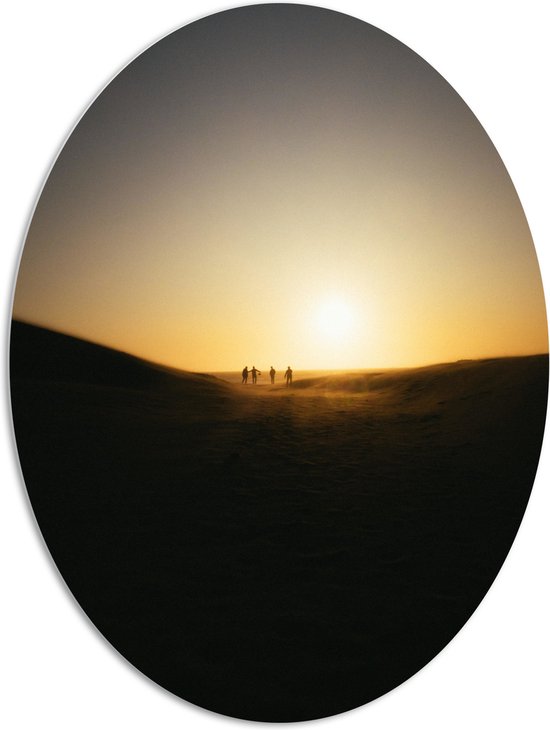 WallClassics - PVC Schuimplaat Ovaal - Personen Voetballend in Woestijn met Zonsondergang - 81x108 cm Foto op Ovaal  (Met Ophangsysteem)
