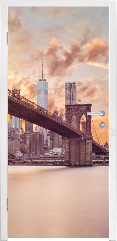 Deursticker Brooklyn Brug en de skyline van New York tijdens zonsondergang - 85x205 cm - Deurposter