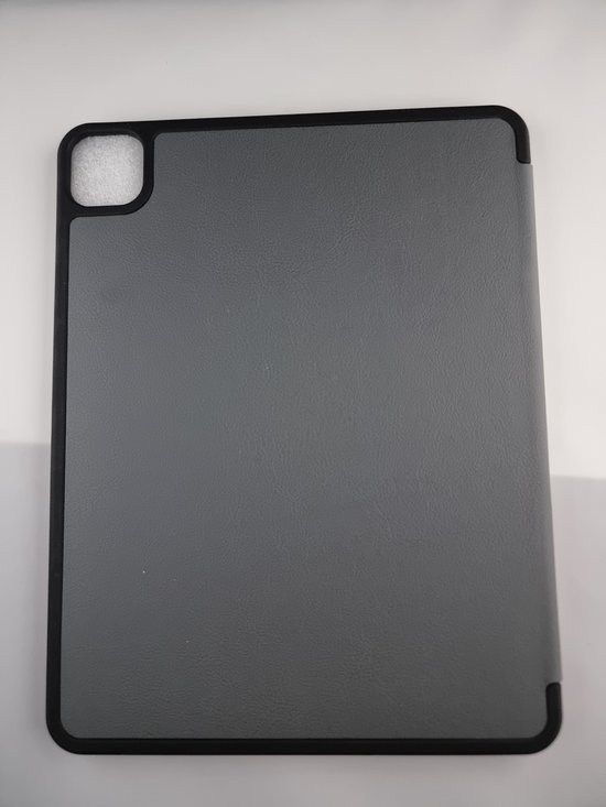 Étui de tablette gris avec bordure noire et découpe à gauche.
