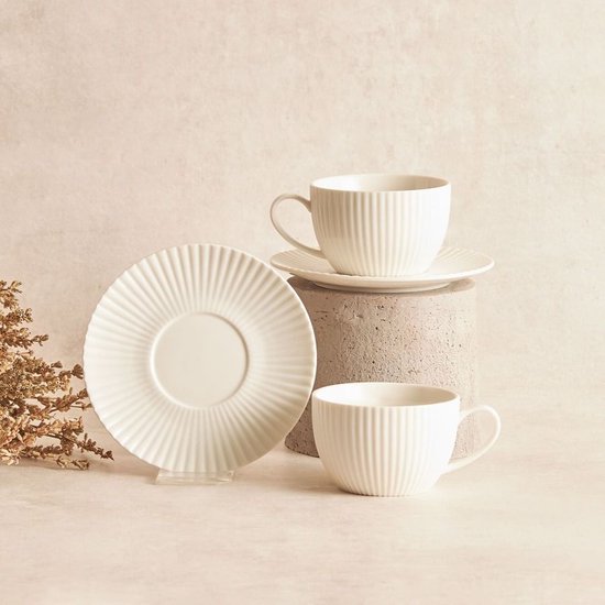 Deux tasses à thé blanches avec soucoupes et une soucoupe côtelée. Décoré de fleurs séchées.