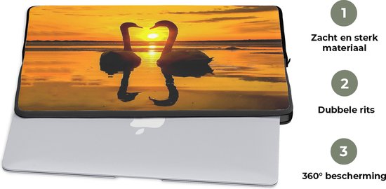 Laptophoes 15.6 inch - Zwanen - Zonsondergang - vogel - Oranje - Water - Laptop sleeve - Binnenmaat 39,5x29,5 cm - Zwarte achterkant